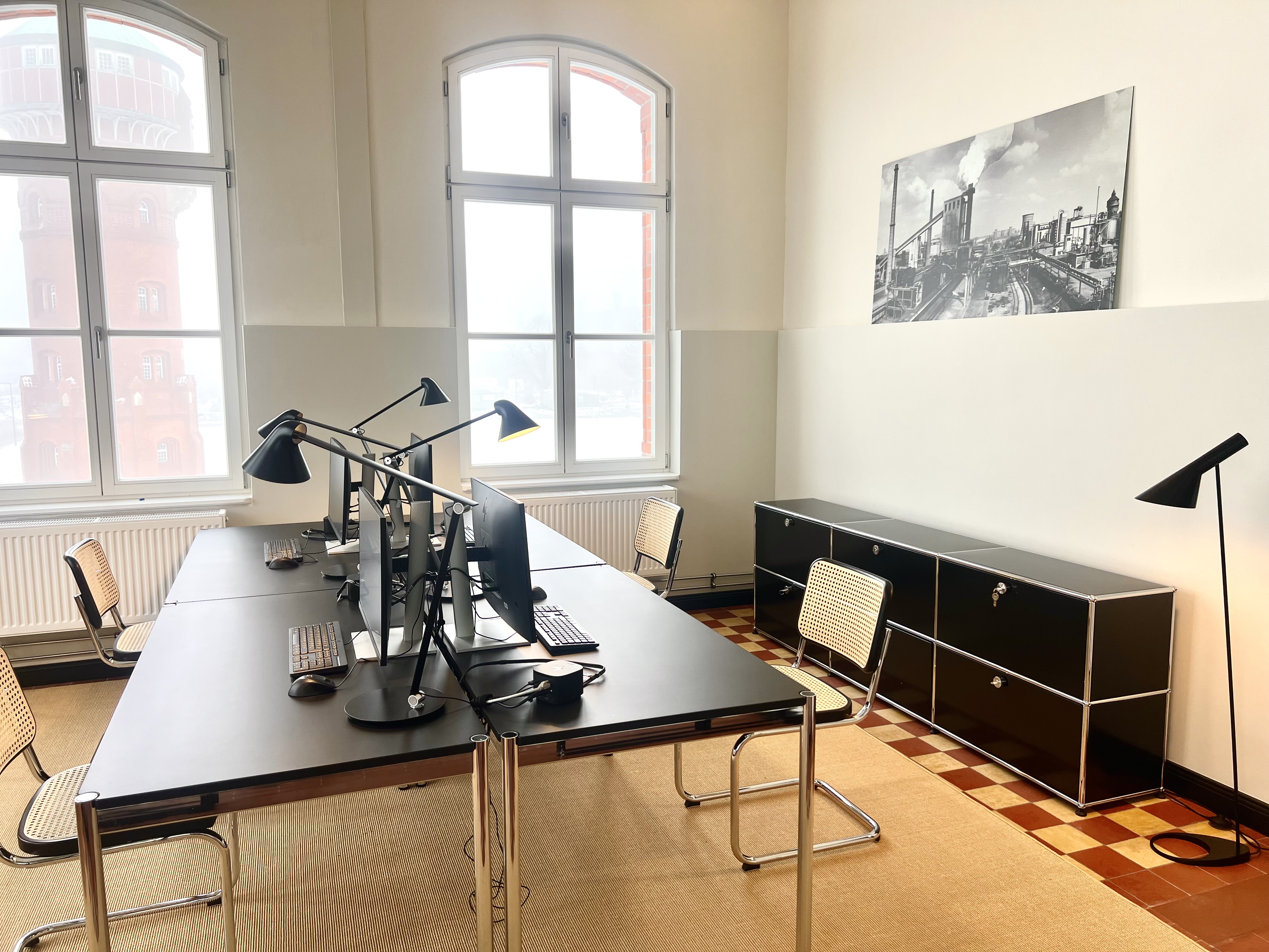 Heller Coworking Space mit hochwertiger Einrichtung
